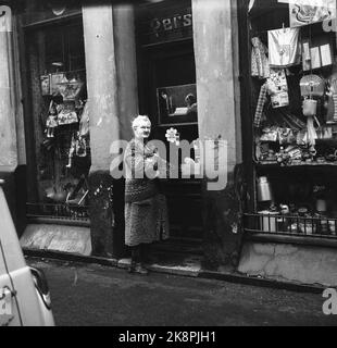 Oslo 1962 le poème, non 13 par Rudolf Nilsen forme le cadre de ces images. N° 13 est Heimdalsgaten 26 où Rudolf Nilsen a vécu en 1909. Mlle Magnussen a rempli 79 avant Noël, et elle a dirigé ses affaires de courte portée pendant 44 ans. Elle a tout, Mlle Magnussen, et la plupart des biens qu'elle a sur le sol, elle ne peut pas monter jusqu'aux étagères. Elle a un chat et quand la journée est terminée, les deux migrent dans l'arrière-salle parce qu'ils vivent. Ou ils voyagent à Lørenskog, elle a un appartement là aussi. Photo: Aage Storløkken / actuel / NTB Banque D'Images