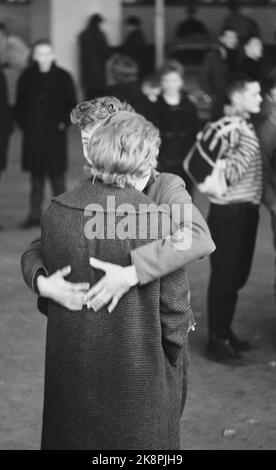 Oslo 19620331. Safe Spring Tivoli est venu en ville et à Youngstorget. Dans l'amour des couples dans embrasser qui aime le printemps et s'amuser à Tivoli. Photo: Bob Robinson Current / NTB Banque D'Images