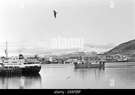 Norvège du Nord 19650724 touristes à l'hôtel Hurtigruta touristes qui veulent voir autant de Norvège que possible, et le soleil de minuit, prendre la route rapide de Bergen à Kirkenes et de retour. Ils vivent dans un hôtel flottant qui les emmène dans de petits endroits et des villes le long de la côte. Hurtigruta au quai de Hammerfest. Photo: Sverre A. Børretzen / actuel / NTB Banque D'Images