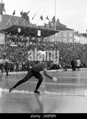 Championnats du monde d'Oslo 19650214 au stade Bislett d'Oslo, pour stands surpeuplés. Ici, Johnny Nilsson de Suède en action. Il a gagné 5000 et 10 000 mètres. Photo ; NTB / NTB Banque D'Images