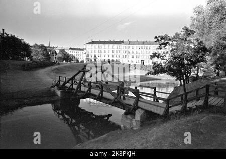 Oslo à l'été 1962. Une promenade le long de l'Akerselva de OS à OS. Ici, le parc cubique et les couples traversent le pont de cuba. Photo: Aage Storløkken / actuel / NTB. Banque D'Images