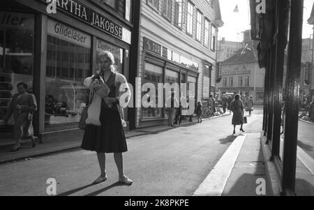 Stavanger. 101959. Une jeune vie Ullmann au théâtre Rogaland. Ici elle va rue à Stavanger. Photo: Sverre A. Børretzen / actuel / NTB Banque D'Images