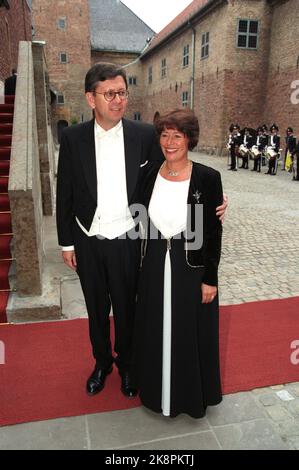 Oslo 19970528: Le politicien Bjørn Tore Godal et Mme Gro Balas arrivent dans le dîner de gala à Akershus en liaison avec le roi Albert II et la reine Paola de Belgique visite d'État en Norvège. Photo: Jon EEG NTB / NTB Banque D'Images