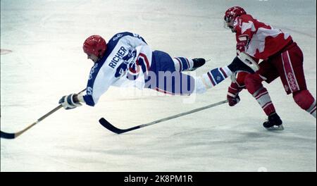 Coupe du monde de hockey sur glace Oslo 19890406. France / Suisse. Le joueur français Antoine Richer vole haut après avoir été attaqué par le joueur suisse Patrice Brasey (TH) action. Photo: Bjørn Sigurdsøn / NTB / NTB Banque D'Images