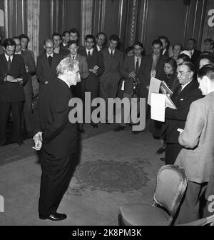 Oslo, novembre 1954. 'Albert Schweitzer, som kom à Oslo 2. nov. Pour škvittere pour fredspreved med den obligatoriiske Nobel-talen, må ha følt varmen strømme mot seg helt fet øyeblikk han satte foten på perrongen på Østbanen. Utenfor stasjonen var det nesten comme folksomt som når en idrettsstjerne kommer hjem. Folk trengte seg på for šfå et glimt av denne store humanisten fafrikas urskog, mannen som ga avkall på den strålende karrière han rike intellektuelle og kunstneriske utrustning hadde sikret Ham, for slåss sykner sket skog skog skog skog slås slås burning. . Banque D'Images