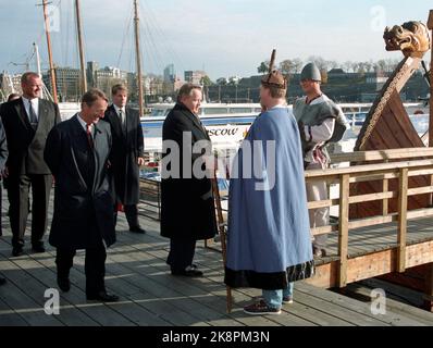 Oslo 199410 : visite d'État de la Finlande en Norvège. Le Président Martti Ahtisaari et Mme Eeva ont effectué une visite officielle en Norvège. La visite d'État a été en partie ajoutée à Oslo et en partie à Tromsø. Photo: Le président Ahtisaari lors de visites d'affaires, ici à Aker Brygge, dans le centre-ville d'Oslo. Ici, il accueille un groupe de Vikings norvégiens. Au PDG. Dans Aker AS, Gerhard Heiberg. MRK. Chaussures de voile modernes de Viking. Photo: Lise Åserud Banque D'Images