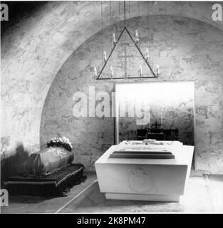 Oslo 19571001. Funérailles du roi Haakon. Brancard et sarcophage du roi Haakon la chambre royale d'enterrement / crypte à Akershus photo ntb Banque D'Images