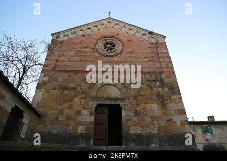 Photo en petit angle de la Chiesa di Santa Maria dans l'église catholique CanonicaCatholique de Colle di Val d'Elsa, en Italie Banque D'Images