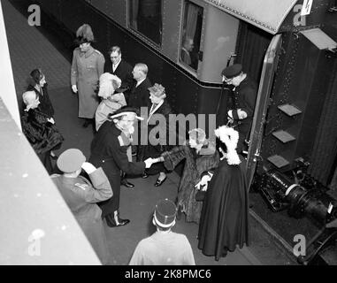 Oslo 195203. Le roi Gustaf Adolf et la reine Louise de Suède sont officiellement visités en Norvège. Le couple royal est venu en train à l'East Railway et a été reçu par la famille royale. L'uniforme général du roi Gustaf Adolf dans la Galla accueille le roi Haakon dans l'uniforme de l'amiral Galla. À l'extrême gauche, la princesse Ragnhild. Photo: Sverre A Børretzen / actuel Banque D'Images