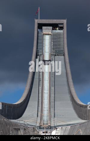 Une grande colline de saut à ski Holmenkollbakken à Oslo, Norvège, vertical Banque D'Images