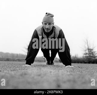 Sandefjord, novembre 1961. Thorbjørn Svenssen sur l'entraînement avec Sandefjord. Photo: Ivar Aaserud / courant / NTB Cliff Banque D'Images