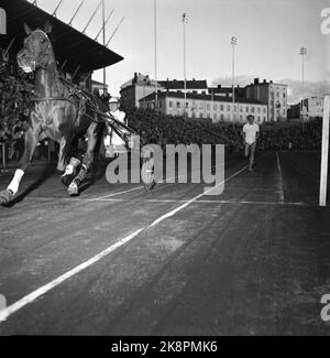 Oslo 1954 - « Parade d'automne » à Bislett. Organisé par l'Association norvégienne des acteurs et le Club des journalistes sportifs. Cinq matchs humoristiques. Un cheval de trôle. Homme en train de courir. Course de voyage. Photo: Actuel / NTB Banque D'Images