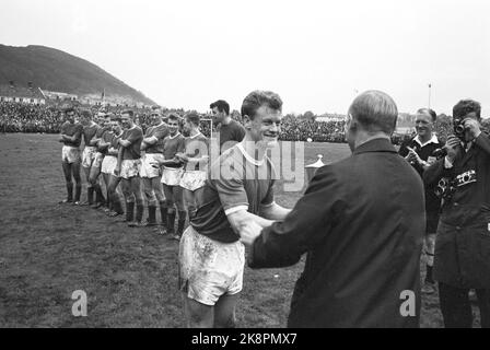 Bergen, 19631013 SK Fire - Vålerenga 3-1 SK Fire est devenu champion de la série en 1963. Ici du match où le championnat a été assuré. Bjørn Oddmar Andersen en a marqué deux et Leif Amundsen un. Ici, le capitaine Trygve Andersen reçoit le trophée de la football Association. Photo: Sverre A. Børretzen / actuel / NTB Banque D'Images