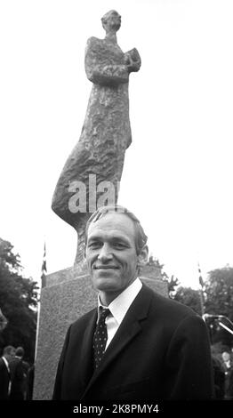 Oslo 19720803. Le VII anniversaire du roi Haakon en 100th. L'artiste Nils AAS devant le monument royal du roi Haakon à 7 juin après le dévoilement. Photo: NTB / NTB Banque D'Images