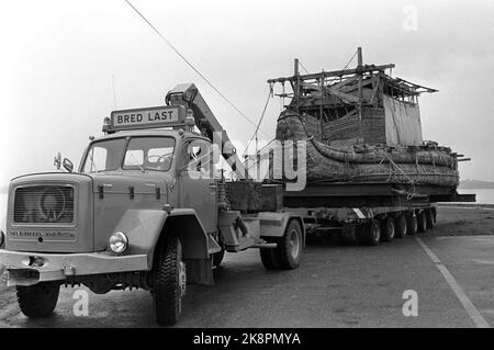 Oslo 19700928 Sivbåt Ra II de Thor Heyerdahl arrive en Norvège. Le bateau à roseaux lourd de 50 tonnes a été déchargé de 'MS Brittagne' et transporté dans un hangar à Fornebu où il sera entreposé pour l'extension au musée Kon Tiki est terminé. Ici le bateau à roseaux sur le camion après le déchargement. Photo: NTB / NTB Banque D'Images