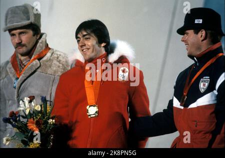 Sarajevo, Yougoslavie 1984-02. Les Jeux Olympiques d'hiver 1984. La photo: Skater Kai Arne Engelstad, qui a pris le bronze olympique norvégien à la distance 1000m sur 14 février 1984. Ici au podium pendant la cérémonie de remise des médailles avec Gaetan Boucher (CAN), lauréat de l'or, et Sergei Khlebnikov (Sleep), gagnant de l'argent. Sinon, les Jeux Olympiques de Sarajevo sont devenus une grande déception sur le front du patinage sur glace, sans plus de médailles que celle-ci. Photo: Hans due / NTB Banque D'Images