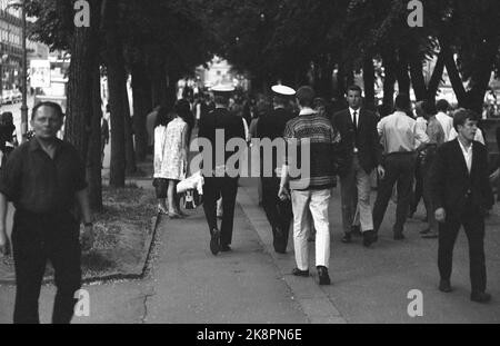 28 juin 1969 d'Oslo. Karl Johansgate à Oslo lors d'une chaude journée d'été. Voici deux policiers qui marchent devant l'étudiant. Photo: Par Ervik / actuel / NTB Banque D'Images