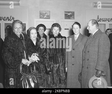 Gardemoen 19530125. La princesse Märtha, la princesse Astrid et la princesse Ragnhild viennent en Norvège. À l'aéroport de Gardemoen, ils ont été accueillis par le prince héritier Olav, le prince Harald et le roi Haakon. (Par ex.) Princesse Märtha avec coupe-fourrure et chapeau, princesse Ragnhild, (retour) Mme Ambassador Bay, princesse Astrid, prince Harald et prince héritier Olav. Photo: Archives NTB / NTB Banque D'Images