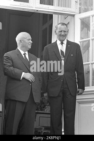 Nord de Chælland, Danemark 19640627. Le dirigeant soviétique Nikita Khrouchtchev lors d'une visite officielle au Danemark. Le président Khrouchtchev et sa famille visitent le couple royal danois au château d'été de Fredensborg. Du président de gauche Khrouchtchev et du roi Frederik du Danemark. Photo: Actuel / NTB Banque D'Images