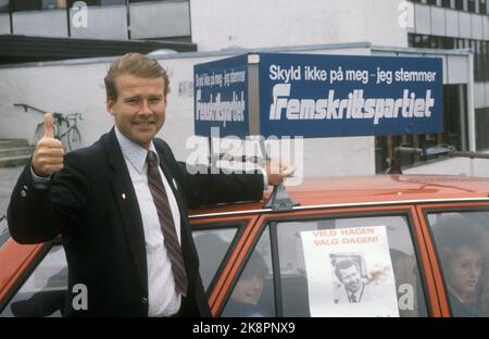 Oslo 198109: Carl I. Hagen, le Parti du progrès, photographié avec "Thumbs up" dans le cadre de la campagne électorale, septembre 1981. Eli Engum (plus tard Eli Hagen) dans la voiture. Photo: NTB / NTB Banque D'Images