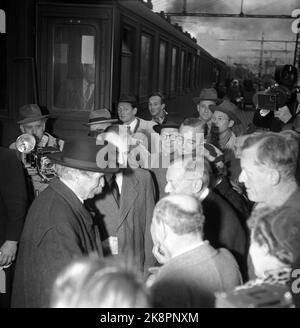 Oslo, novembre 1954. 'Albert Schweitzer, som kom à Oslo 2. nov. Pour škvittere pour fredspreved med den obligatoriiske Nobel-talen, må ha følt varmen strømme mot seg helt fet øyeblikk han satte foten på perrongen på Østbanen. Utenfor stasjonen var det nesten comme folksomt som når en idrettsstjerne kommer hjem. Folk trengte seg på for šfå et glimt av denne store humanisten fafrikas urskog, mannen som ga avkall på den strålende karrière han rike intellektuelle og kunstneriske utrustning hadde sikret Ham, for slåss sykner sket skog skog skog skog slås slås burning. . Banque D'Images