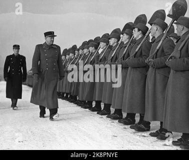 WW2 Oslo 19420202 le ministre-président Vidkun Quisling arrive à Fornebu et Oslo après une visite en Allemagne. Ici, les troupes sont inspectées par le Service du travail. Au lieu de fusils, ils ont des bêches. Photo: Kihle / NTB *** photo non traitée ***** Banque D'Images