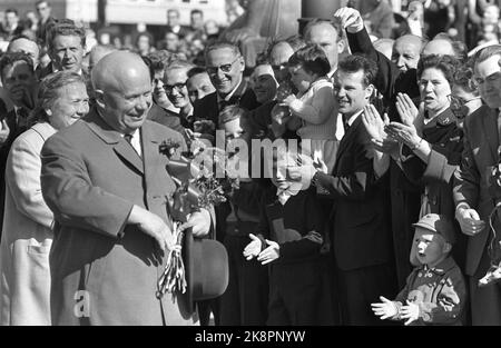 Oslo 19640629. Le dirigeant soviétique Nikita Khrouchtchev lors d'une visite officielle en Norvège. Ici, Nikita Khrouchtchev et Mme Nina accueillent les participants après l'appel à Honnørbryggen à Oslo. Photo: NTB / NTB Banque D'Images