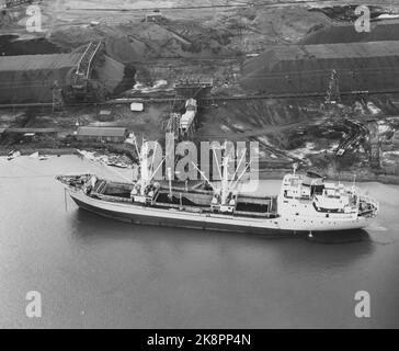 Svalbard, Longyearbyen 1963. Un grand cargo part de Longyearbyen, plusieurs des mineurs et leurs familles sont à bord. Ils sont en vacances d'été sur le continent (Norvège). Paysage polaire, les mounds de scories de l'exploitation minière sont visibles à Longyearbyen et dans les environs. Photo: Aage Storløkken / actuel / NTB Banque D'Images
