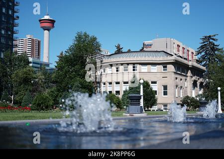 Vue panoramique sur la bibliothèque du Central Memorial Park avec la tour de Calgary en arrière-plan Banque D'Images