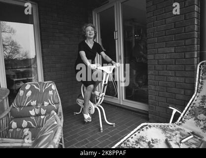 Oslo sur 13 mai 1967. L'actrice Wenche Foss est assise sur son vélo ergomètre. Photo: Ivar Aaserud / courant / NTB Banque D'Images