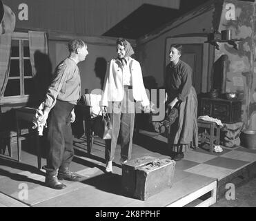 Oslo 19520126. Pièce de théâtre 'Trost in the Roof LAMP' par Alf Prøysen au Det Norske Theatre. La pièce de forme humoristique donne une image dure des conditions sociales dans un bâtiment à grande échelle dans les années d'entre-deux-guerres. Sur la photo, Gunvor Smithkkstugun (Siri ROM) arrive au village en vacances. La porte est fermée à son arrivée. Finalement, le père (Nils Hald) et la mère (Astrid été) et ouvre la porte. Photo: Actuel / NTB Banque D'Images