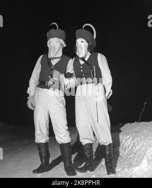 La frontière Jakobselv Pâques 1949 rien de nouveau de la frontière du nord Une bande de neige vierge de 160 kilomètres de la sortie de la frontière Jakobselv à Borderfoss à Pasvikdalen, devient la seule frontière commune entre les pays du Pacte atlantique et l'Union soviétique lorsque la Norvège adhère à l'Alliance A. Le courant est allé le long de la frontière et a parlé aux gens qui y vivent. Que rencontrer sur la route à Pasvikdalen un samedi soir. Un couple vêtu de costumes prêts à faire la fête. Photo; Sverre A. Børretzen / actuel / NTB Banque D'Images