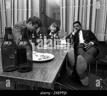 Oslo 196604. La communauté étudiante d'Oslo organise Teach-in sur le Vietnam dans la Maison du peuple. La réunion a duré 12 heures et n'a pas été terminée avant le dimanche matin. Beaucoup ont enduré jusqu'à la fin ici sont fatigués participants, t.h. Ancien président de la Société étudiante, Freddy Reddy. Photo Aage Storløkken / actuel / NTB Banque D'Images