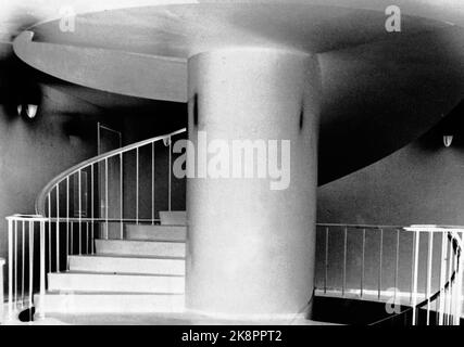 Oslo 194512. La nouvelle maison de radiodiffusion (Norwegian National Broadcasting) de Marienlyst est achevée. De nouveaux locaux et de nouvelles aides techniques fournissent l'aile des programmes. Il y a du style sur l'escalier. Lignes épurées et harmonieuses et bel éclairage. Photo: Leif Ørnelund courant / NTB Banque D'Images