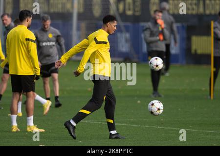 Dortmund, Allemagne. 24th octobre 2022. Football : Ligue des champions, Borussia Dortmund - Manchester City Group Stage, Groupe G, Matchday 5 Training. Jude Bellingham de Borussia Dortmund se réchauffe avec le ballon. Credit: Bernd Thissen/dpa/Alay Live News Banque D'Images