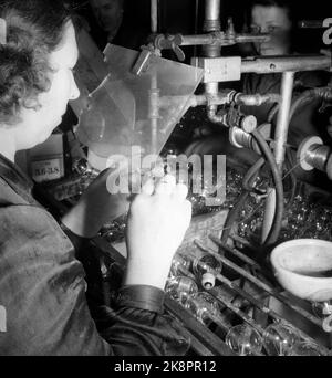 Oslo 19460126. Production d'ampoules à l'usine Luma de l'Association nationale coopérative à Oslo. L'usine est l'une des plus grandes du pays et produit environ 5000 lampes à incandescence par jour. Ici, nous voyons la soudure des droves. Photo: Skotaam Current / NTB Banque D'Images