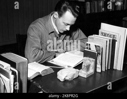 Oslo 1953; le rapport donne un aperçu de la bataille de l'église autour de la faculté privée de l'université de l'église avec le prédicateur de soufre et le professeur Dr. Philos. OLE Hallesby à l'avant-garde de l'évêque libéral Dr. Theol. Kristian Schjelderup. Les photos proviennent de la Faculté de l'Église de Saint-Olavsgate 29. Un étudiant diligent. Photo ; actuelle / NTB Banque D'Images