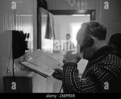 Rena janvier 1963 vague de froid à Rena, l'un des endroits les plus froids de Norvège. Ici, Arthur Westgaard, l'homme qui s'adapte à la station météorologique locale de Haugedalshøgda, appelle l'Institut météorologique d'Oslo. . 'Moins 35 degrés, hauts nuages et air pur' photo: Sverre A. Børretzen / courant / NTB Banque D'Images