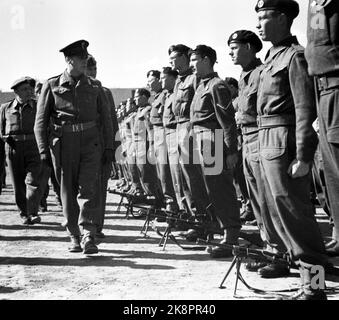 Oslo 19450526 le prince héritier Olav inspecte les soldats norvégiens à Akershus. Défilé pour le prince héritier à Akershus. Photo: NTB *** photo non traitée ***** Banque D'Images