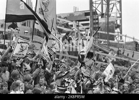 Oslo 19851020 Ullevaal Stadium. La finale de la tasse. Lillestrøm - Vålerenga 4-1. Ici les partisans dans les tribunes. Les fans de LSK et de VIF sont tous deux dans la même tribune. Photo: Erik Thorberg / NTB Banque D'Images