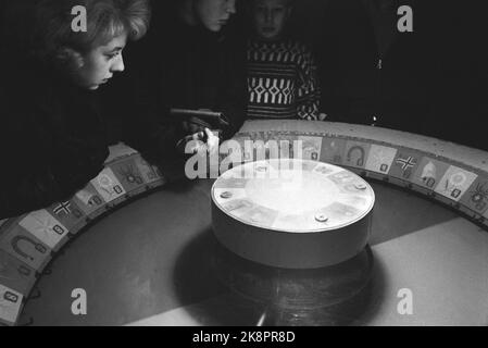 Oslo 19620331. Safe Spring Tivoli est venu en ville et à Youngstorget. Ici la roulette est en cours le prix est de 25 cents pour rejoindre et beaucoup ont trouvé leur chemin pour essayer la chance gagnante. Photo: Bob Robinson Current / NTB Banque D'Images