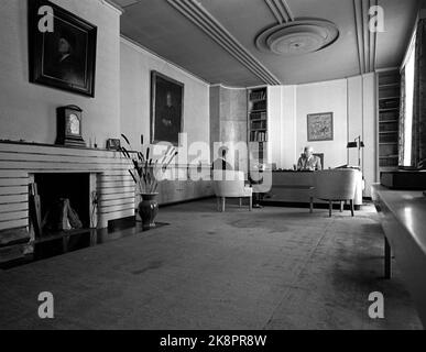 Oslo 196306. L'auteur Finn Alnæs a remporté le prix norvégien dans le concours de la Roumanie nordique. Il est accueilli dans le bureau du directeur de l'édition Harald Grieg à Gyldendal Norsk Forlag. Photo Ivar Aaserud / courant / NTB Banque D'Images