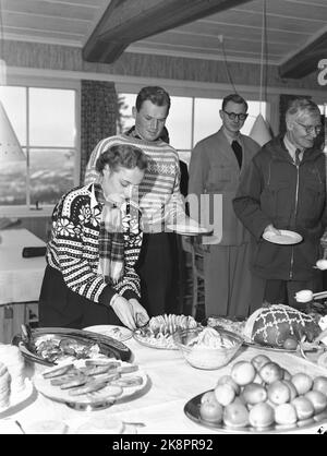 Norefjell 19530222. La princesse Ragnhild et Erling Lorentzen sur le ski de Norefjell. Nous voyons ici la princesse Ragnhild pendant le déjeuner avec son fiancé Erling Lorentzen. PHOTO: NTB ARKIB / NTB Banque D'Images