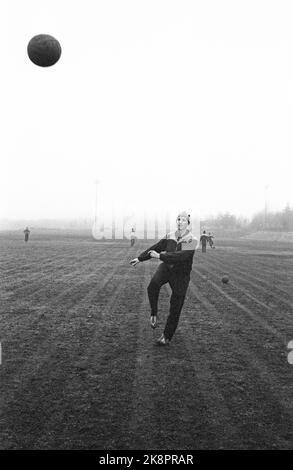 Sandefjord, novembre 1961. Nous suivons Thorbjørn Svenssen sur l'entraînement avec Sandefjord. Photo: Ivar Aaserud / courant / NTB Banque D'Images