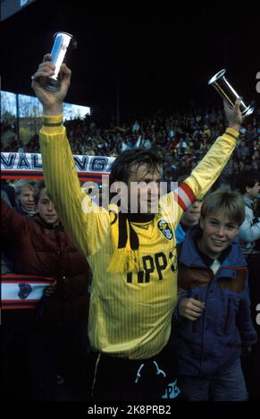 Oslo 19851020. Stade Ullevaal. La finale de la tasse. Lillestrøm - Vålerenga 4-1. Le capitaine de Lillestrøm Arne Erlandsen applaudisse. Photo: Erik Thorberg / NTB Banque D'Images