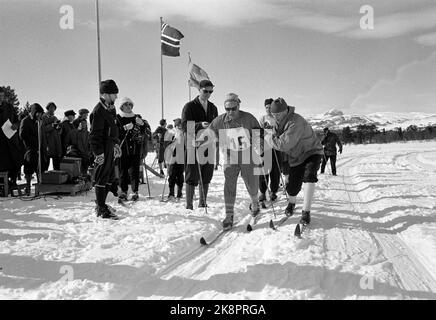 Beitostølen 19620323 pour la première fois, des cours de ski sont organisés pour les aveugles à Beitostølen, sous la direction d'Erling Stardahl et de Håkon Brusveen. Le parcours s'est terminé par une piste de ski, à 2x5 kilomètres, et la plupart des aveugles ont géré la marque d'or. Ici, Håkon Brusveen (Th) est l'un des participants car il expire depuis le début. Photo: Aaserud / courant / NTB Banque D'Images