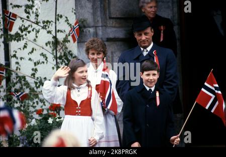Asker 1983-05: La famille du Prince héritier accueille le train pour enfants à l'extérieur de Skaugum. La princesse Sonja, le prince héritier Harald et ses enfants, la princesse Märtha Louise et le prince Haakon Magnus, se sont empais vers le train des enfants dans les escaliers à l'extérieur de sa maison Skaugum à Asker, le jour national, 17 mai 1983. Photo : Erik Thorberg Banque D'Images