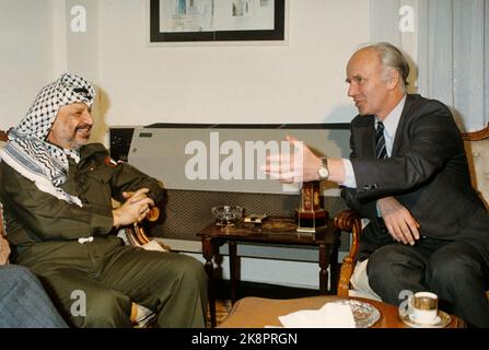 Tunisie 19890129. Le ministre des Affaires étrangères Thorvald Stoltenberg (AP) rencontre le dirigeant de l'OLP Yasser Arafat en Tunisie. Photo: Bjørn Sigurdsøn NTB Banque D'Images