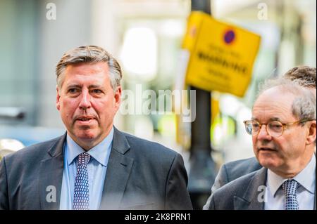 Londres, Royaume-Uni. 24th octobre 2022. Sir Graham Brady, président du comité de 1922, arrive au QG du Parti conservateur. - Rishi Sunak remporte l'élection pour devenir le prochain chef conservateur. Crédit : Guy Bell/Alay Live News Banque D'Images