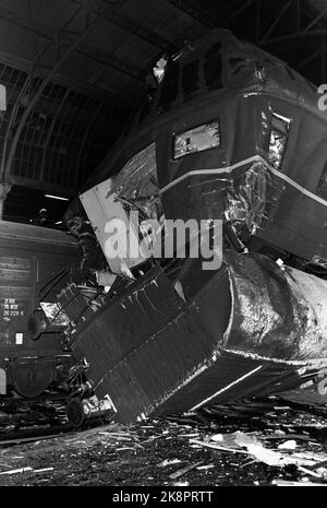 Oslo 19701227 les trains de marchandises ont perdu les freins et ont explosé dans le hall de la gare est d'Oslo. Le conducteur du train a péri et le phare a été jeté avant de se rétrécir. Heureusement, il n'y avait que 10-15 prédateurs dans le hall lorsque l'accident s'est produit. Là, le train s'est épaté à l'intérieur de l'East Railway Hall. Photo: NTB / NTB Banque D'Images